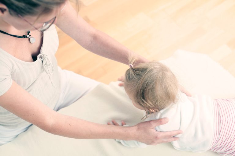 Osteopathie betrachtet den Körper als Einheit und berücksichtigt nicht nur die lokalen Symptome, sondern auch deren potenzielle Ursachen an anderen Stellen im Körper.